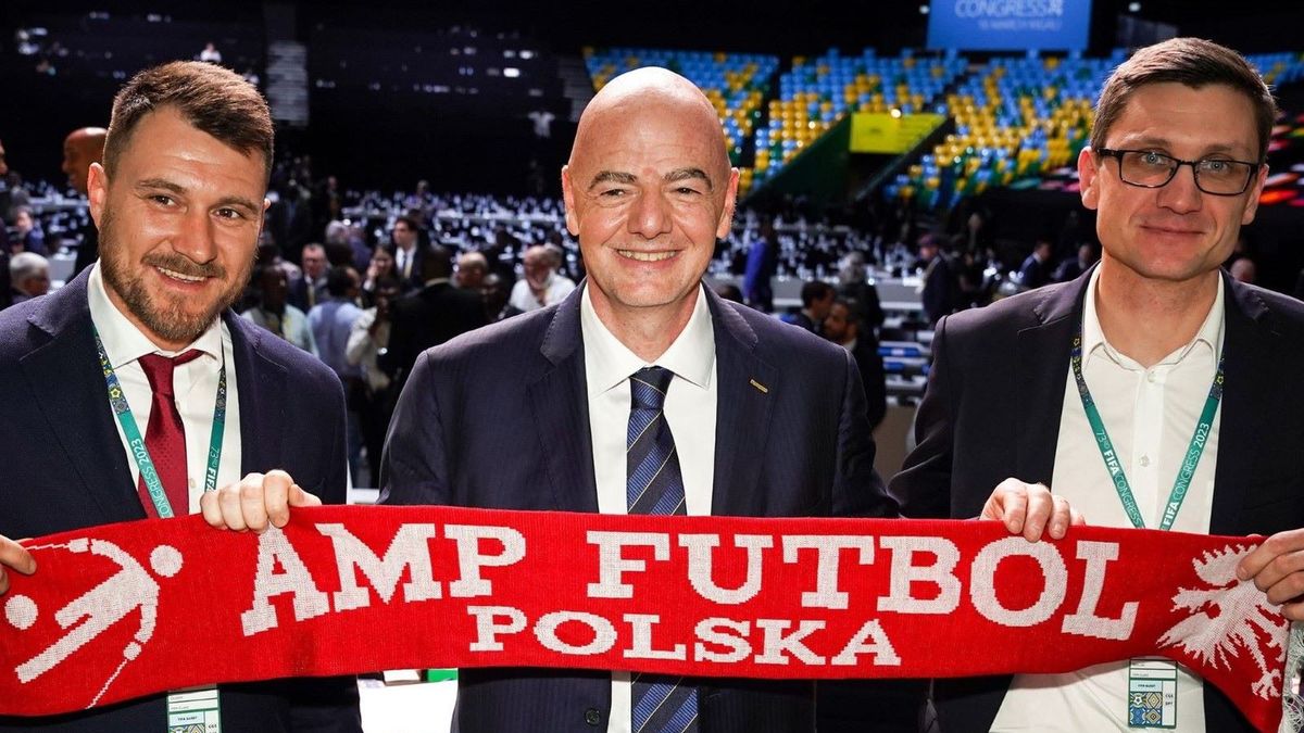 Twitter / .com/AmpFutbolPolska / Na zdjęciu: Marcin Oleksy (L), Gianni Infantino (C), Mateusz Widłak (P)  