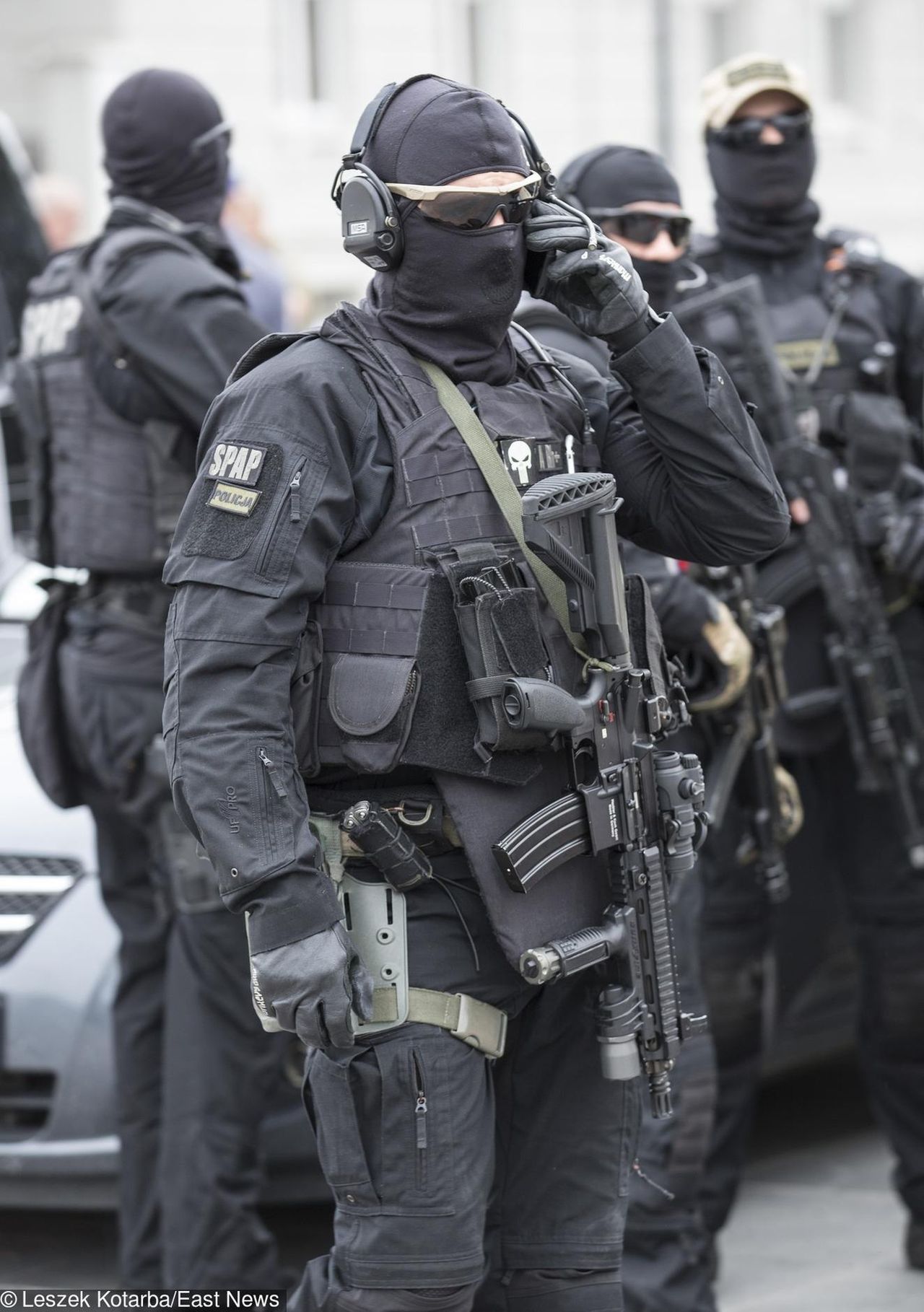 "Nasi mężowie nie mogą demonstrować. Ale my - tak. Czara goryczy się zbiera". Żona policjanta szczerze o swojej sytuacji