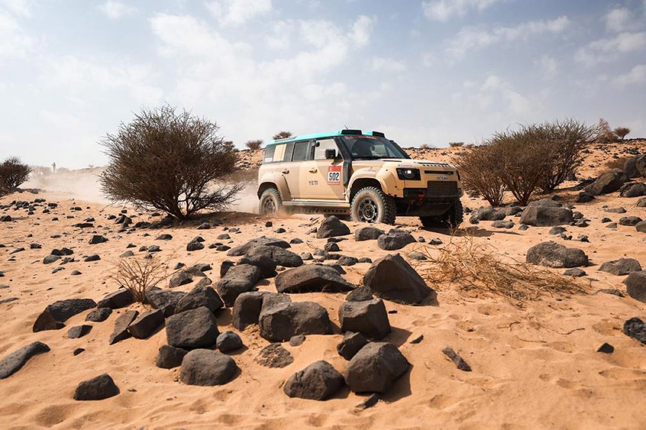 Land Rover Defender udowadnia swoje możliwości w Dakarze. Wygrywa nową kategorię