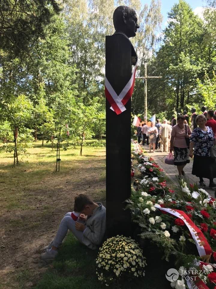 Pomnik Pawła Janeczka w Ossowie - a tuż za nim siedzi syn Igor