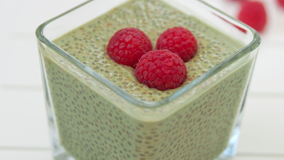Budyń matcha z nasionami chia 