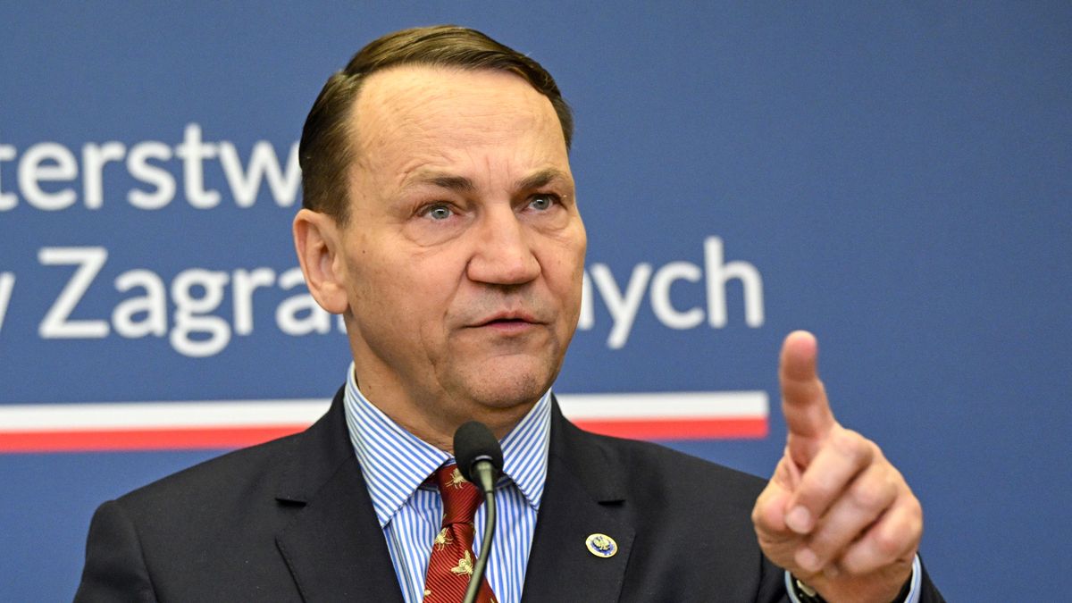 Warszawa, 04.03.2026. Wicepremier, minister spraw zagranicznych RP Radosław Sikorski na konferencji prasowej po spotkaniu z szefem MSZ Chorwacji Gordanem Grliciem Radmanem w siedzibie MSZ w Warszawie, 4 bm. Tematami rozmów polityków były m.in: współpraca dwustronna dotycząca gospodarki, projektów infrastrukturalnych i obronności, przewodnictwo Chorwacji w Inicjatywie Trójmorza, a także relacje transatlantyckie i europejska obronność. (amb) PAP/Radek Pietruszka