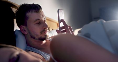 "Było mi przykro". Mówi, co zobaczyła w telefonie męża