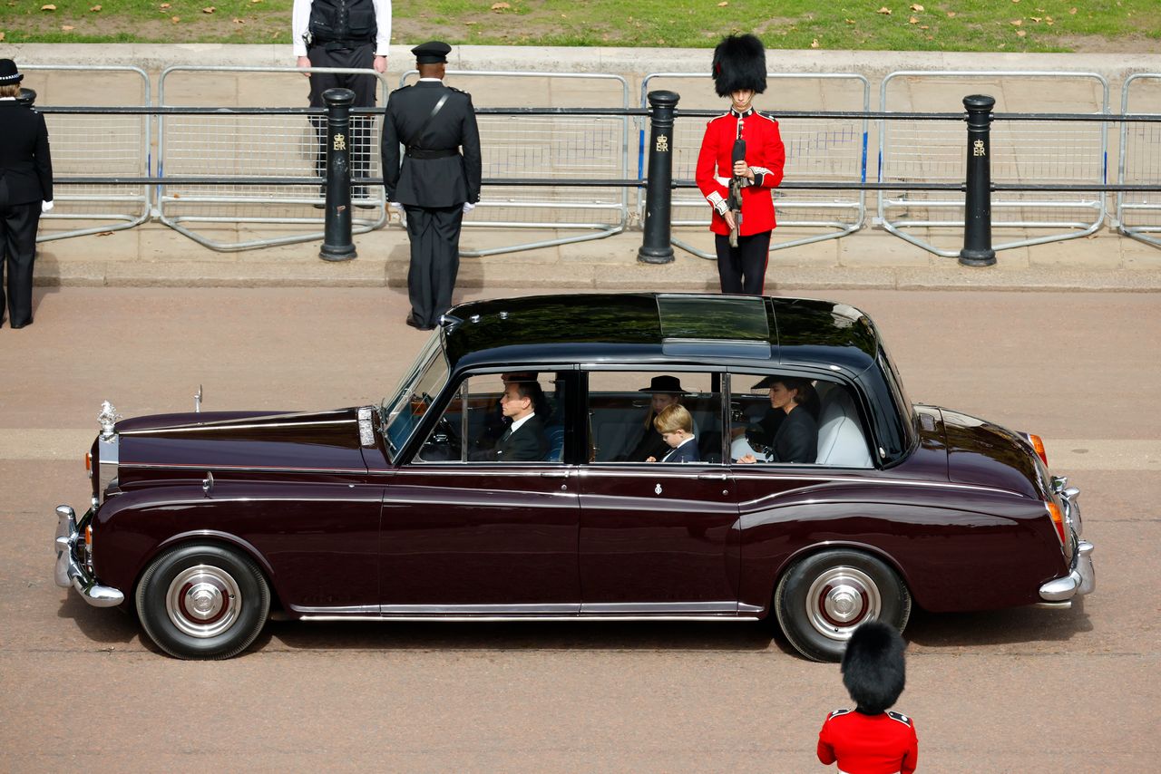 Rolls-royce phantom VI, poprzednia limuzyna Elżbiety II, nadal służy brytyjskiej rodzinie królewskiej