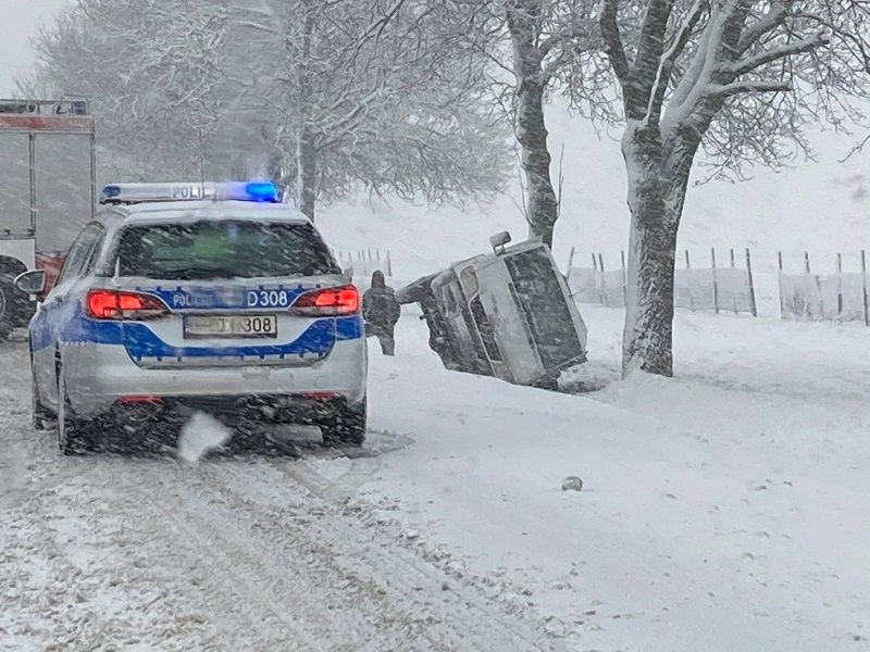 Samochód wpadł do rowu na drodze krajowej nr 17 w miejscowości Zakręcie | fot. czytelnik Błażej