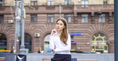 Modne czarne spodnie. Wygoda, fajny styl i… efekt wyszczuplenia