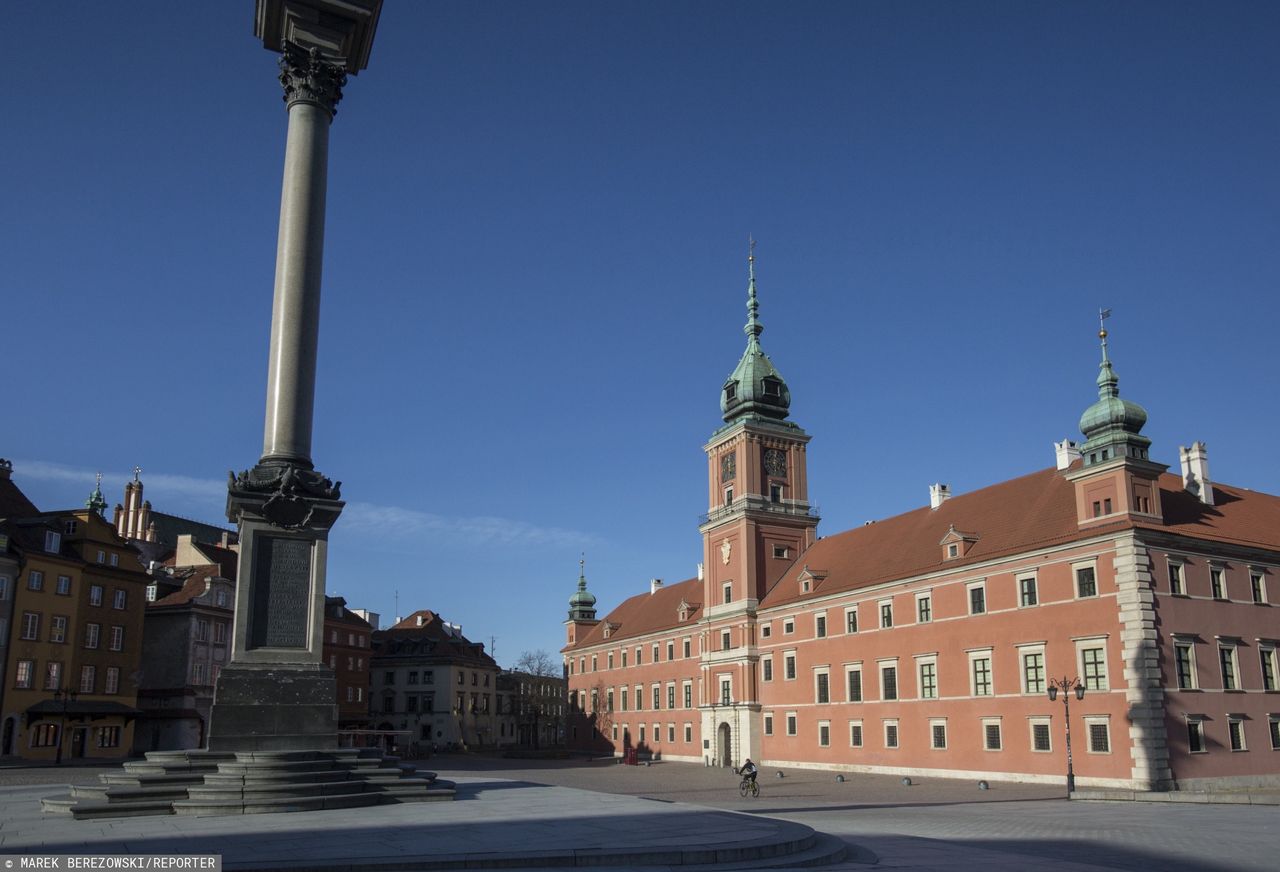 Warszawa. Koronawirus. Pusty Plac Zamkowy