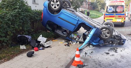 Groźny wypadek. Samochód dachował w Gdańsku