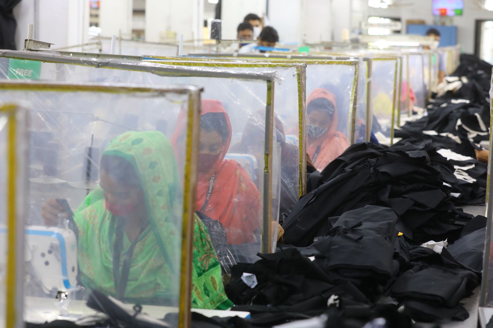 Kobiety szyjące ubrania fast fashion w jednej z fabryk w Dhace w Bangladeszu. 