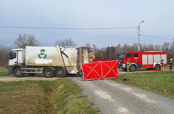 Śmiertelny wypadek. Cofająca śmieciarka potrąciła 40-latka