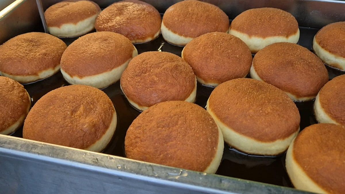 Rozdawali pączki za darmo. 1200 sztuk zniknęło w kilka chwil