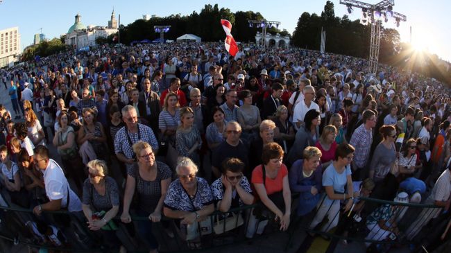 Publiczność, podczas koncertu "Wiara. Nadzieja. Miłość" na placu Piłsudskiego w Warszawie