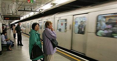 Zgubioną urnę z prochami odnaleziono w metrze
