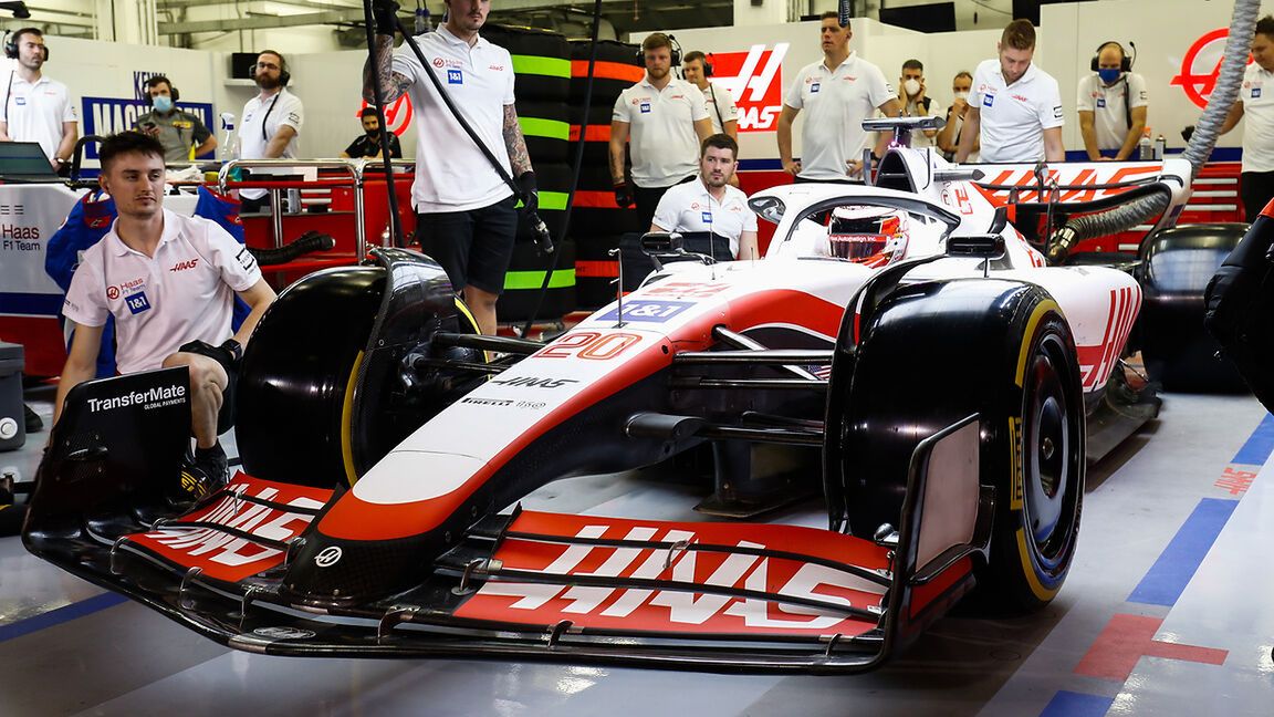 Zdjęcie okładkowe artykułu: Materiały prasowe / Haas / Na zdjęciu: bolid Haasa w garażu