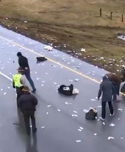 Wypadek samochodu przewożącego gotówkę. Pieniądze dosłownie spadały z nieba