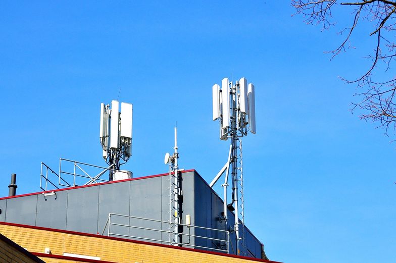 Rząd chciał ułatwień w rozwoju sieci komórkowych, ale posłowie PiS boją się promieniowania