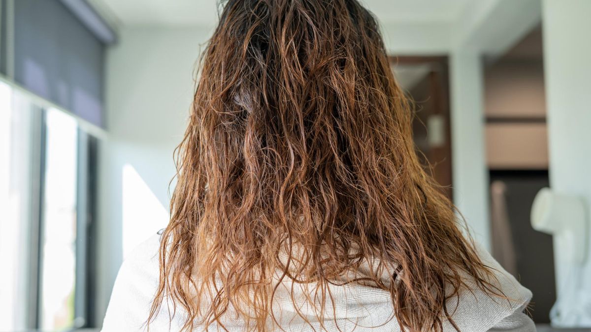 Czy można spać z mokrymi włosami? Eksperci ostrzegają