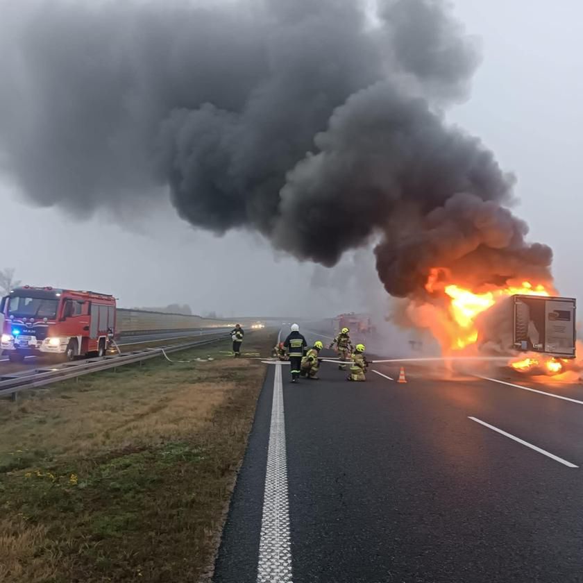 Pożar samochodu dostawczego na A2 w okolicach Poddębic