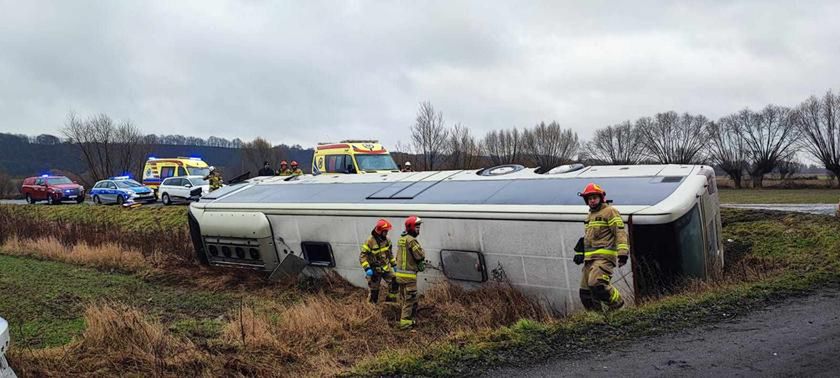 Wypadek pod Chełmnem. Autobus zjechał do rowu, pasażerowie w szpitalu