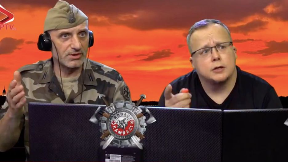 Aleksander Jabłonowski i Marcin Osadowski w momencie, gdy ich program przerywa właściciel mieszkania 