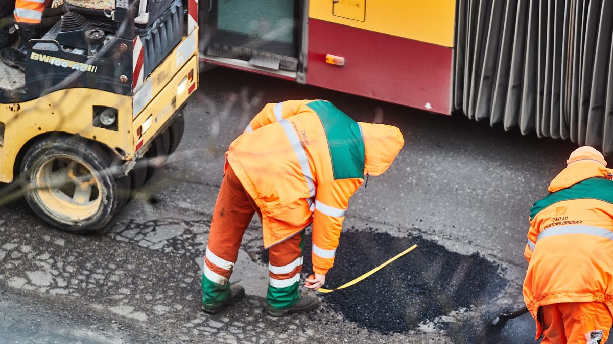 Usuwanie ubytków w jezdni, zdjęcie ilustracyjne