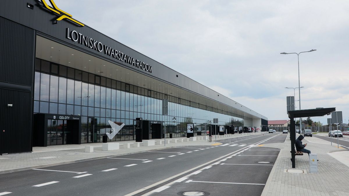 Lotnisko w Radomiu ruszyło po czwartkowej katastrofie