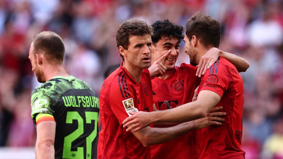 PAP/EPA / Anna Szilagyi / Na zdjęciu: Bayern Monachium pewnie pokonał VfL Wolfsburg