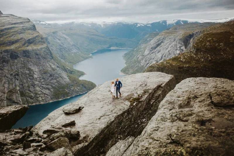 14 godzin pieszej wędrówki zaowocowało pięknymi zdjęciami ślubnymi w norweskich górach 8