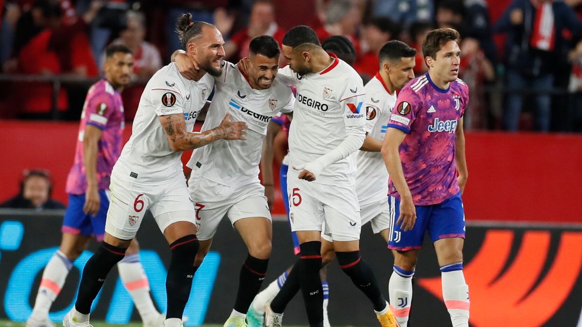 PAP/EPA / Jose Manuel Vidal / Na zdjęciu: piłkarze Sevilla FC