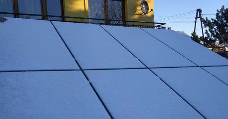 Fotowoltaika a śnieg. Czy warto odśnieżać panele PV?