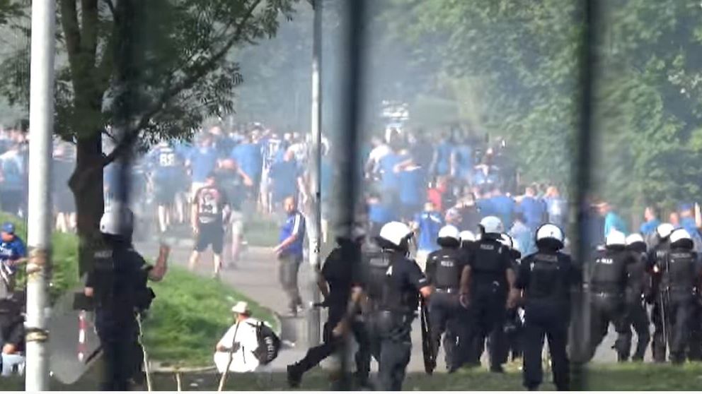 YouTube / niebiescypl / Starcie kibiców Ruchu Chorzów z policją