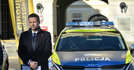Trzaskowski przekazał sprzęt policji. Politycy PiS: To skandal