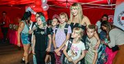 Bydgoszcz: Akcja PCK. Uczniowie odebrali szkolne przybory. Później zespół "Piękni i Młodzi" porwał publiczność