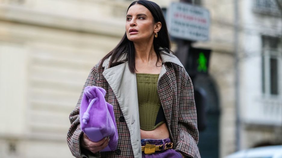 Joanna Horodyńska z fioletową torebką na PFW.