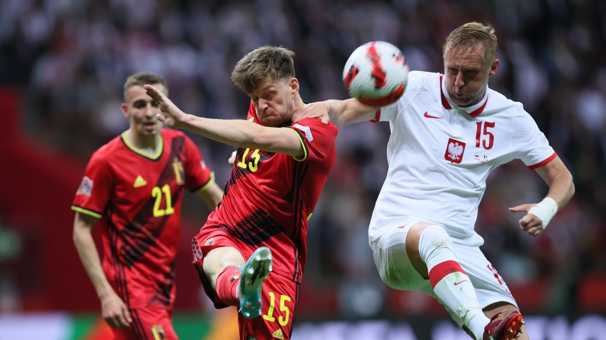 piłkarz reprezentacji Polski Kamil Glik (z prawej) i Thomas Foket (w środku) z Belgii podczas meczu Ligi Narodów