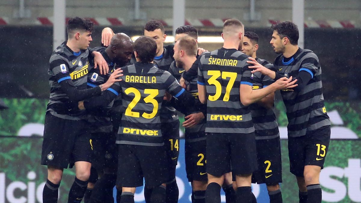 PAP/EPA / MATTEO BAZZI / Na zdjęciu: piłkarze Interu Mediolan cieszą się z gola
