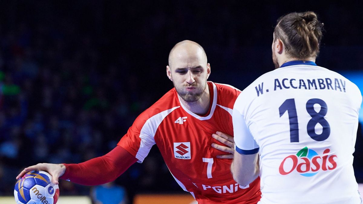 PAP / Adam Warżawa / Paweł Niewrzawa (z piłką w ręce) w czasie meczu reprezentacji Polski