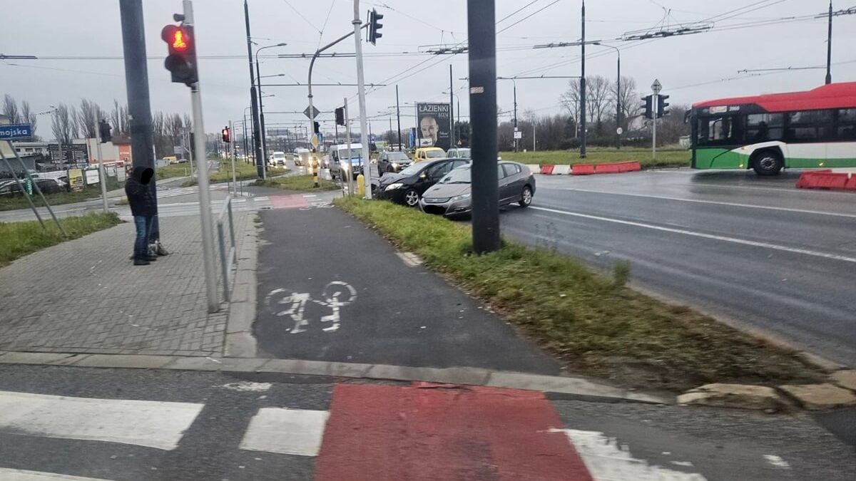 Zderzenie hondy z toyotą na skrzyżowaniu al. Unii Lubelskiej z ul. Zamojską