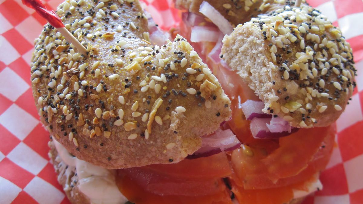 Bułki (bajgle) wzbogacone z dodatkiem propionianu wapnia (zawierają cebulę, mak, sezam)