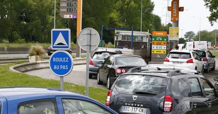 Kilometrowe kolejki przed stacjami. We Francji nie gasną protesty