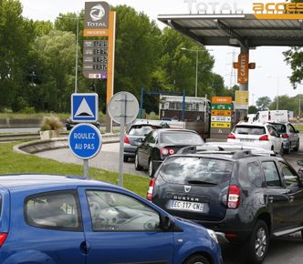 Kilometrowe kolejki przed stacjami. We Francji nie gasną protesty