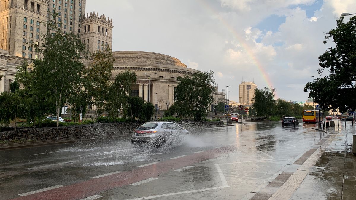 Pogoda w czasie upałów może się zmienić w okamgnieniu. Ze słonecznej w burzową. Ważne, by kierowca potrafił dostosować się do sytuacji.