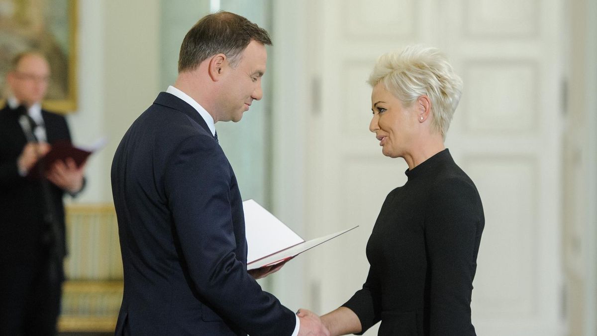 Iwona Sroka pożegnała się z fotelem prezes KDPW na początku września. Na zdjęciu prezydent Andrzej Duda powołuje ją do Rady Dialogu Społecznego (22 października 2015 r.)