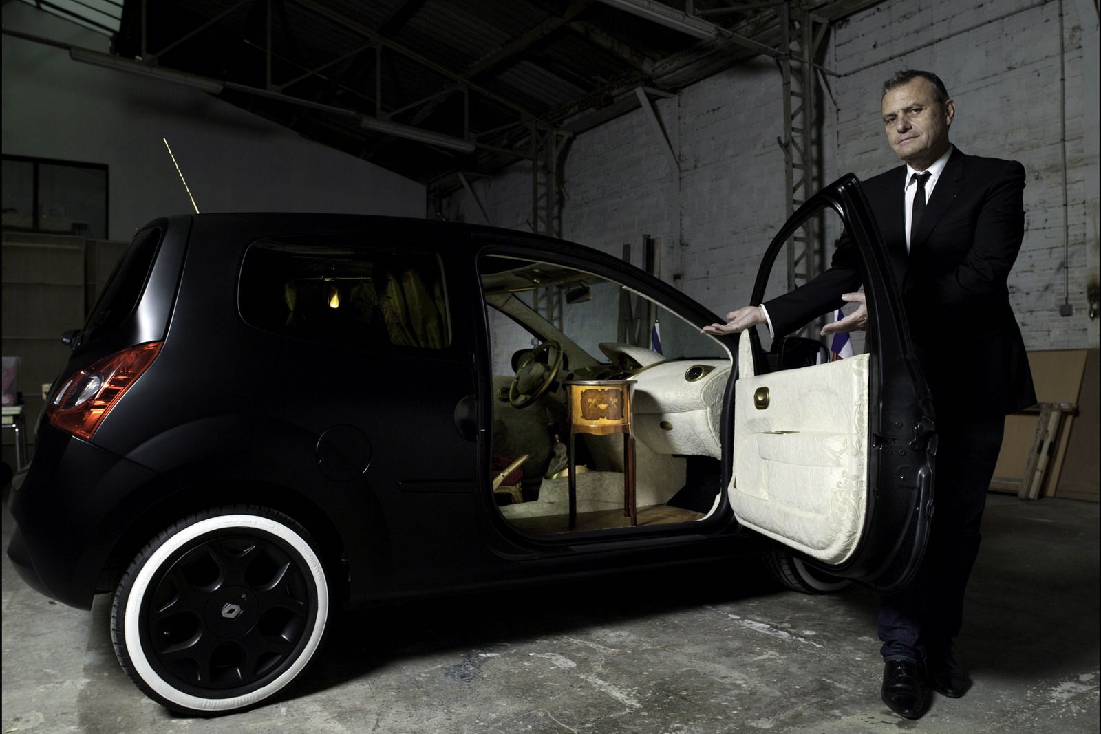 La Clio presidentiel relooke par Jean Charles de Castelbajac. Atelier a Fontenay sous Bois