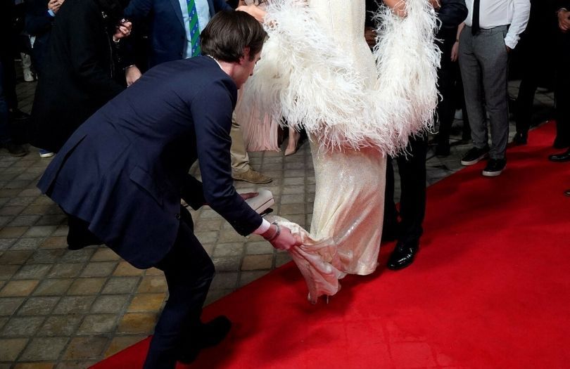 George Clooney ratuje Amal z opresji na czerwonym dywanie