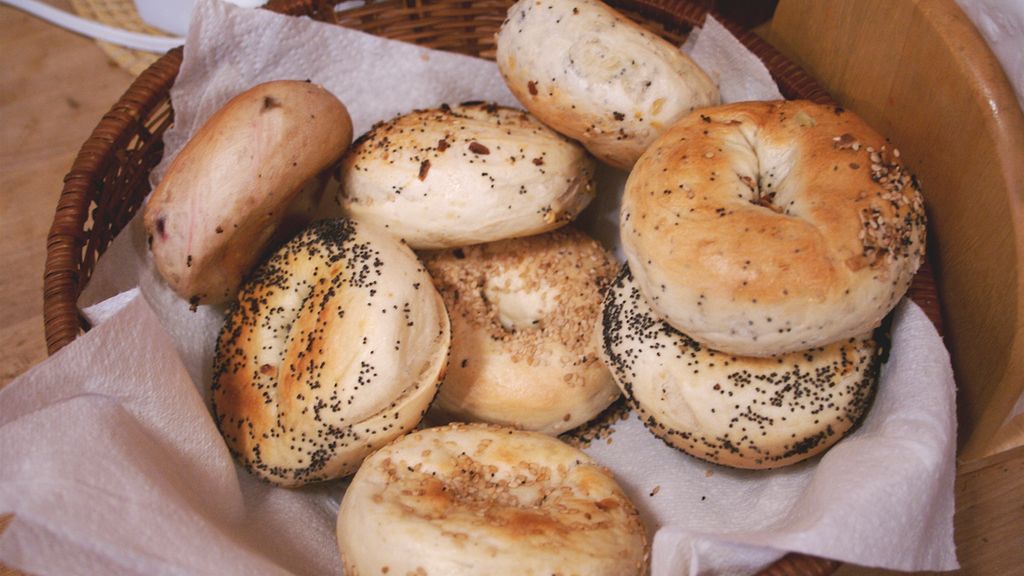 Bułki (bajgle) bez dodatku propionianu wapnia (zawierają cebulę, mak, sezam, niewzbogacone)