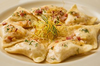 Weź serek wiejski i zrób pierogi ruskie. Są 1000x smaczniejsze niż tradycyjne