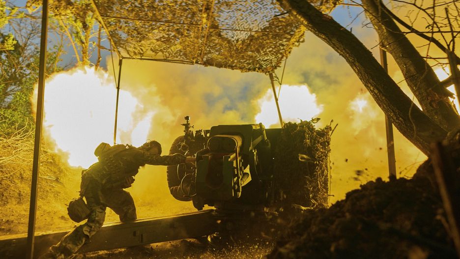 Wojna w Ukrainie rok 2023
A Ukrainian serviceman of the 10th Assault Brigade Edelweiss fires a D-30 cannon towards Russian positions at the front line, near Bakhmut, Donetsk region, Ukraine, Wednesday, July 5, 2023. (AP Photo/Libkos)
LIBKOS