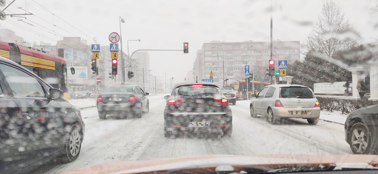 Śnieżyce w mieście. 4 rzeczy, na które trzeba szczególnie uważać