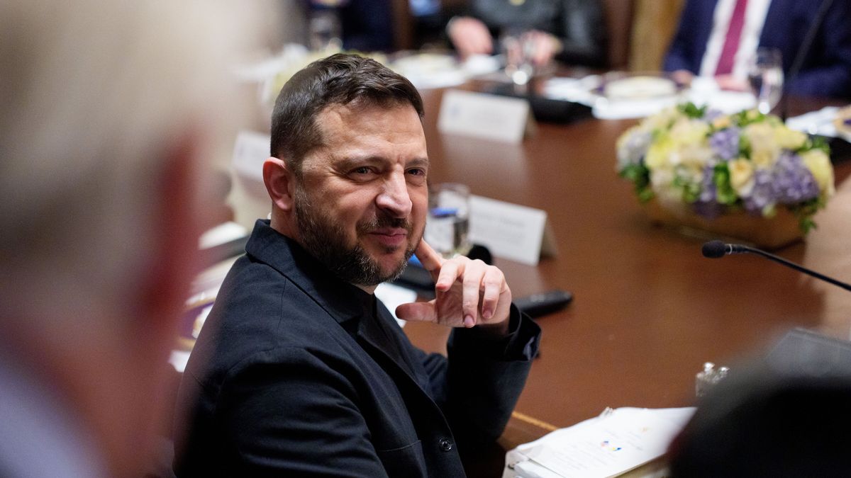 President of Ukraine Volodymyr Zelensky participates in a bilateral meeting in the Cabinet Room of the White House in Washington, D.C., USA, 17 October 2025. Ukrainian President Zelenskyy is visiting the United States as Trump pursues a peace deal in the Russia-Ukraine war. EPA/AARON SCHWARTZ / POOL Dostawca: PAP/EPA.